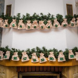 Kalendarz adwentowy woreczki jutowe 12 x 15 cm - naturalne jasne + zielone numery Woreczki jutowe