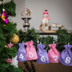 Kalendarz adwentowy woreczki jutowe 12 x 15 cm różowe i fioletowe + białe numery Woreczki na Boże Narodzenie