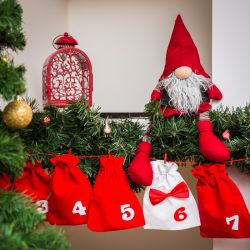 Kalendarz adwentowy woreczki welurowe 15 x 20 cm - czerwone i białe + białe i czerwone numery Woreczki na Boże Narodzenie