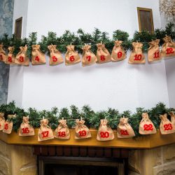 Kalendarz adwentowy woreczki jutowe 12 x 15 cm - brązowe jasne + czerwone numery Święta i okazje