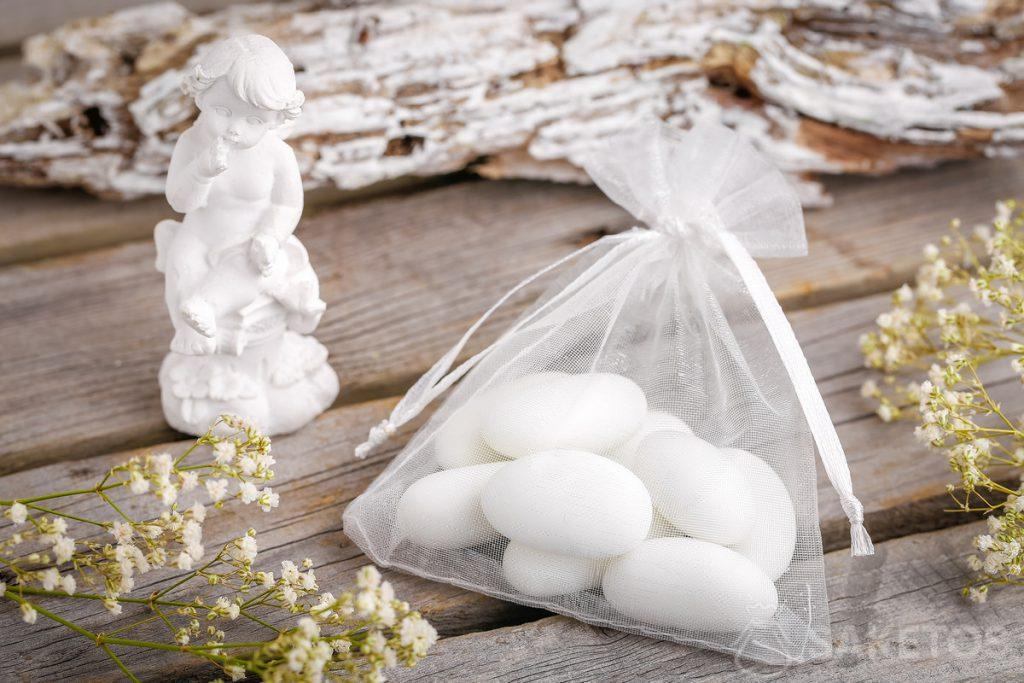 Pomysły na prezent dla gości weselnych - migdały lub figurka aniołka zapakowana w woreczek z organzy.