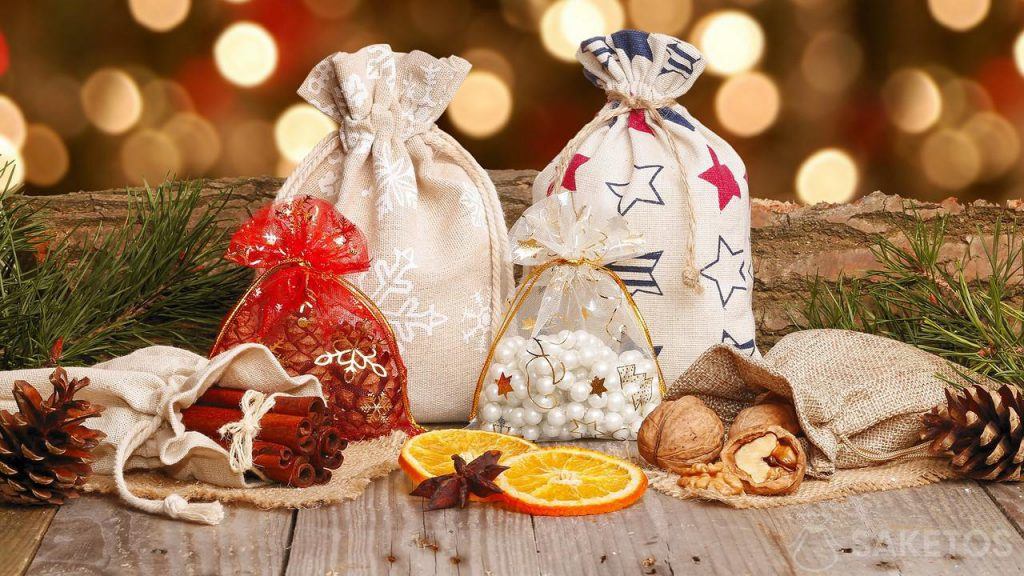 Materiałowe woreczki na prezenty mikołajkowe i świąteczne