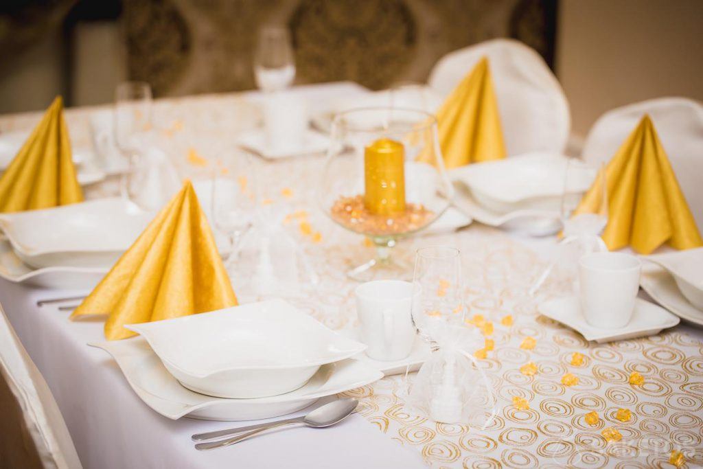 Organza dekoracje na stoł - obrus i woreczki na podziękowania dla gości
