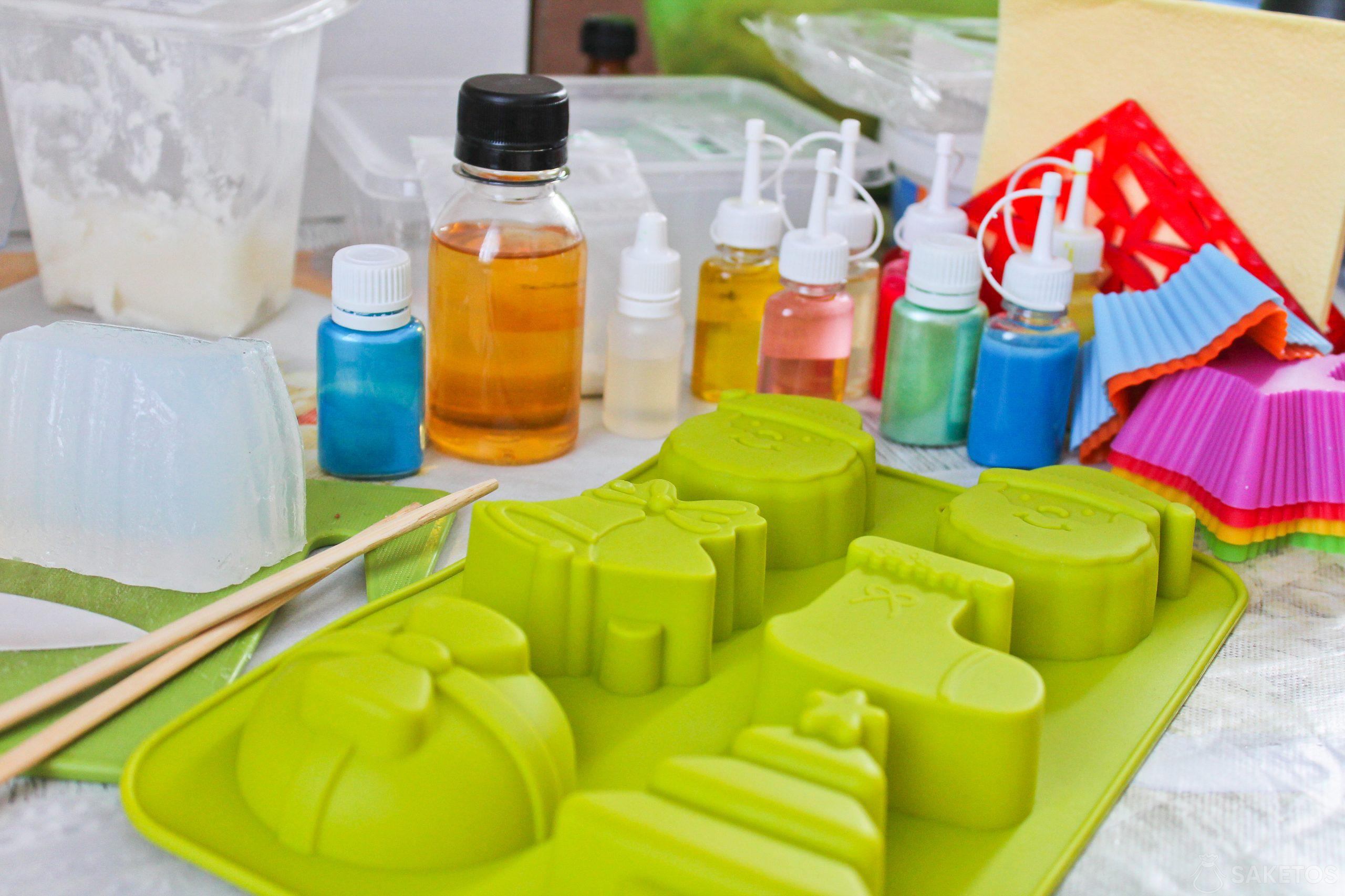 Domowe mydełka DIY w foremkach silikonowych