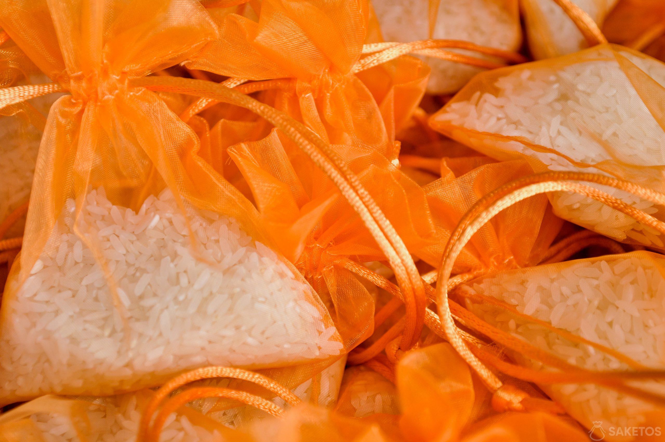 Woreczki na ślub z pomarańczowej organzy wypełnione ryżem