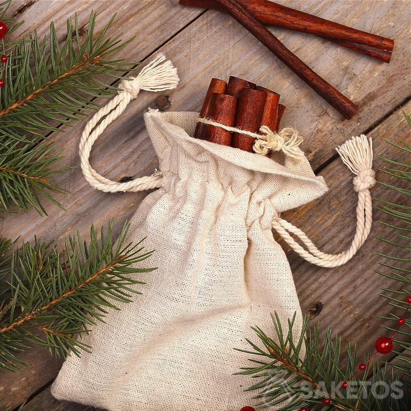 rustykalne dekoracje bożonarodzeniowe - lniany woreczek i laski cynamonu