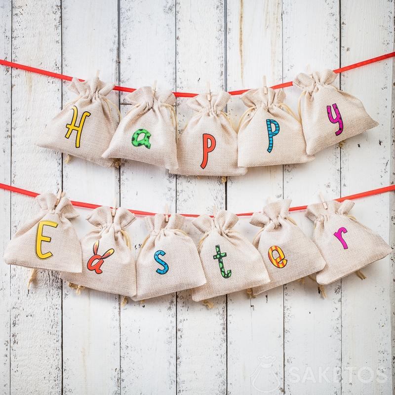 Napis "Happy Easter" na wroreczkach jutowych na Wielkanoc