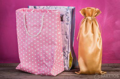 Porównanie torebki prezentowej z woreczkiem materiałowym
