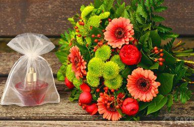 Woreczek z organzy z flakonem perfum i bukiet kwiatów
