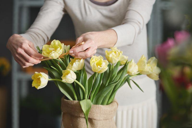 Bukiet tulipanów w woreczku jutowym