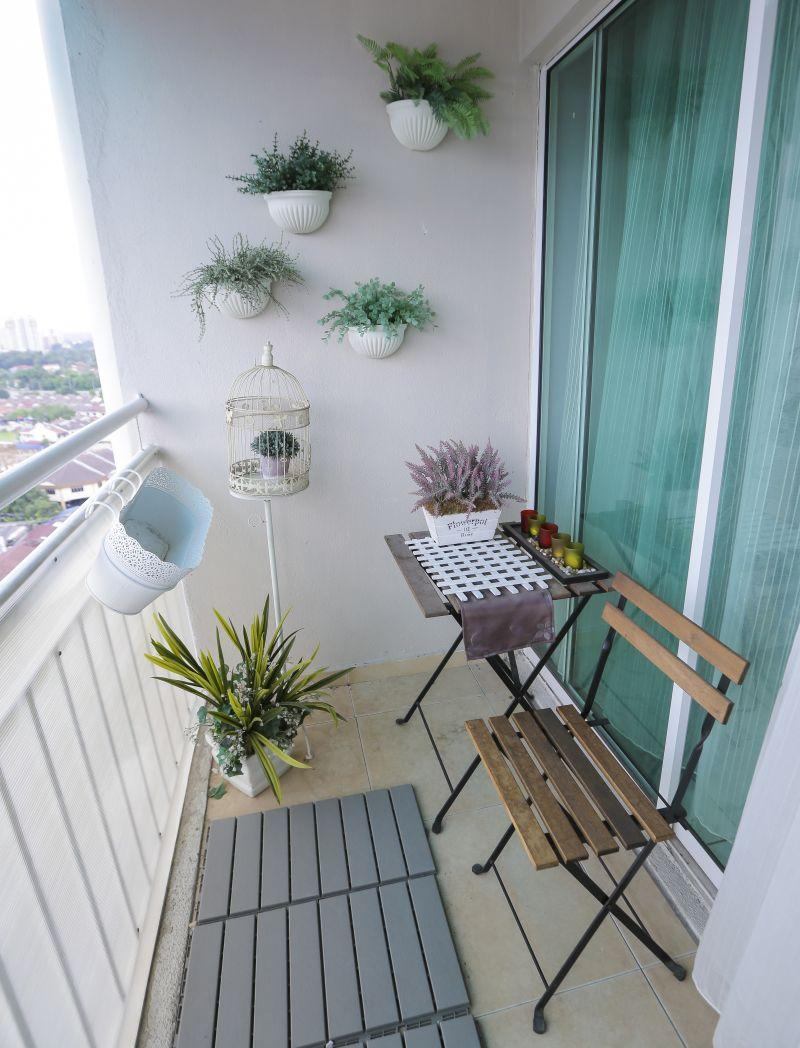 mini balkon w bloku - inspirujące wnętrze