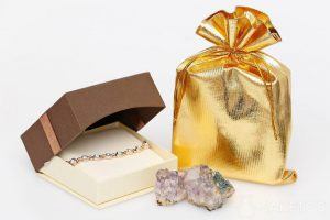 Elegancka bransoletka zapakowana z złoty woreczek metaliczny prezentuje się bardzo elegancko.