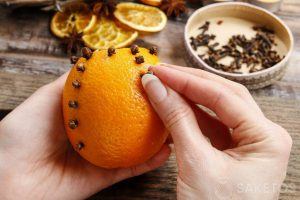 Eko ozdoba na świąteczny stół - aromatyczna pomarańcza z goździkami
