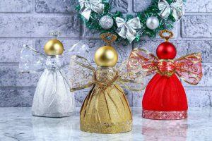 Urocze aniołki DIY z bombek - idealna dekoracja na świąteczny stół lub choinkę