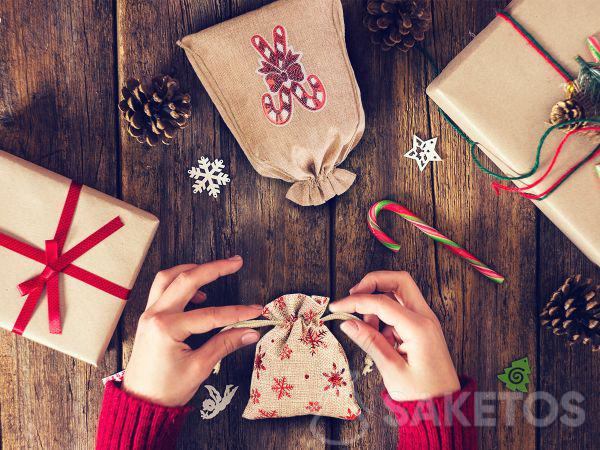 Woreczki z materiału to doskonała odpowiedź na pytanie jak ładnie zapakować prezent na święta! Wesołych Świąt