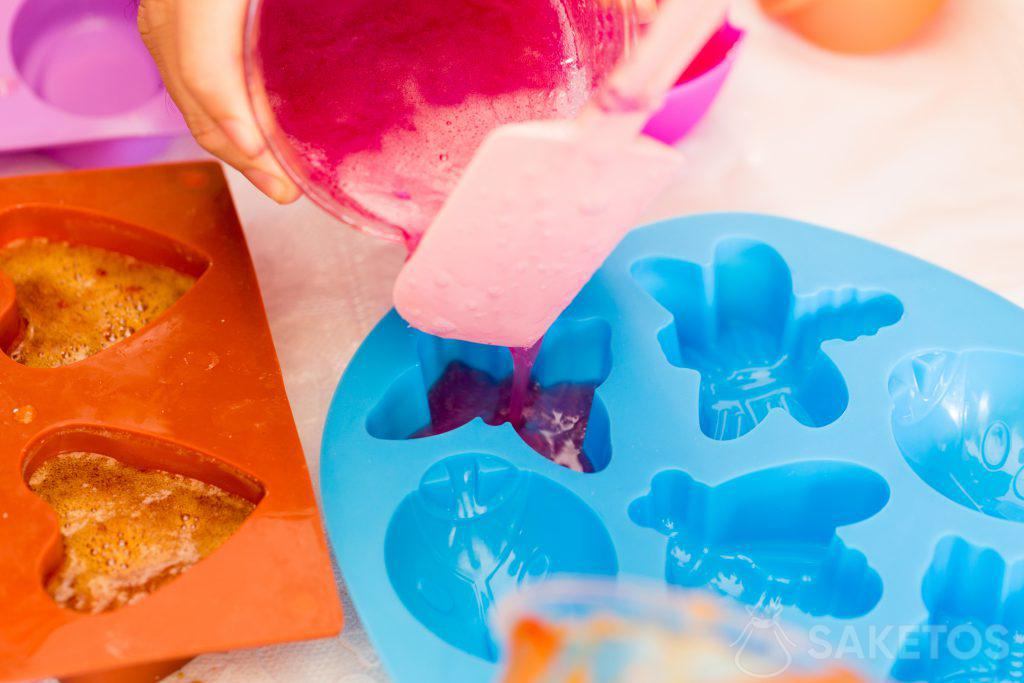 Domowe mydło DIY można rozlać do silikonowych foremek.