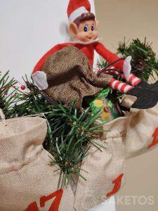 Elf dostarczy każdego dnia liścik od Mikołaja lub upominki do kalendarza adwentowego