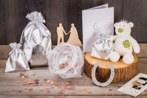 Gdy prezent ślubny stanowić mają pieniądze można zapakować je w szklaną świnkę skarbonkę umieszczoną w woreczku z organzy.