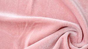 Welurowy materiał w kolorze różowym