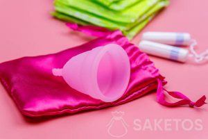 Subtelny satynowy woreczek na podpaski, tampony czy kubeczek menstruacyjny