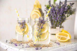 Lemoniada z dodatkiem kwiatów lawendy