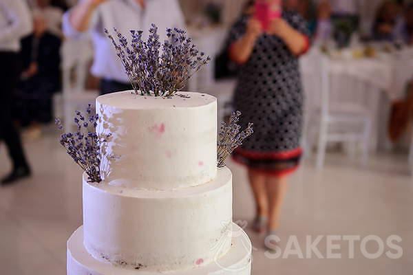 Weselny tort z lawendą - dekoracje ślubne z lawendą