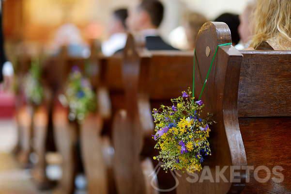 Bukiety z polnych kwiatów do dekoracji kościoła
