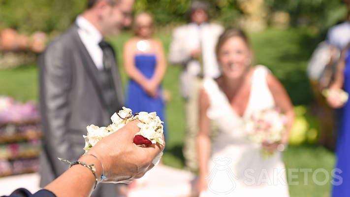 Jak zapakować płatki kwiatów na ślub?