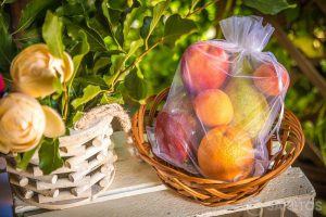Woreczki z organzy chronią owoce przed osami