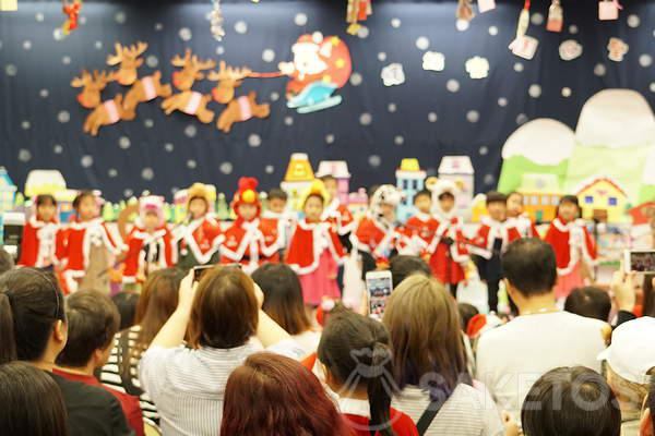 Mikołaj w przedszkolu - występ dzieci