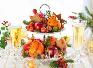 Patera z owocami jako świąteczna dekoracja stołu wigilijnego