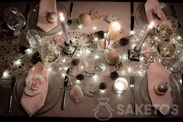 Dekoracja stołu wigilijnego światełkami