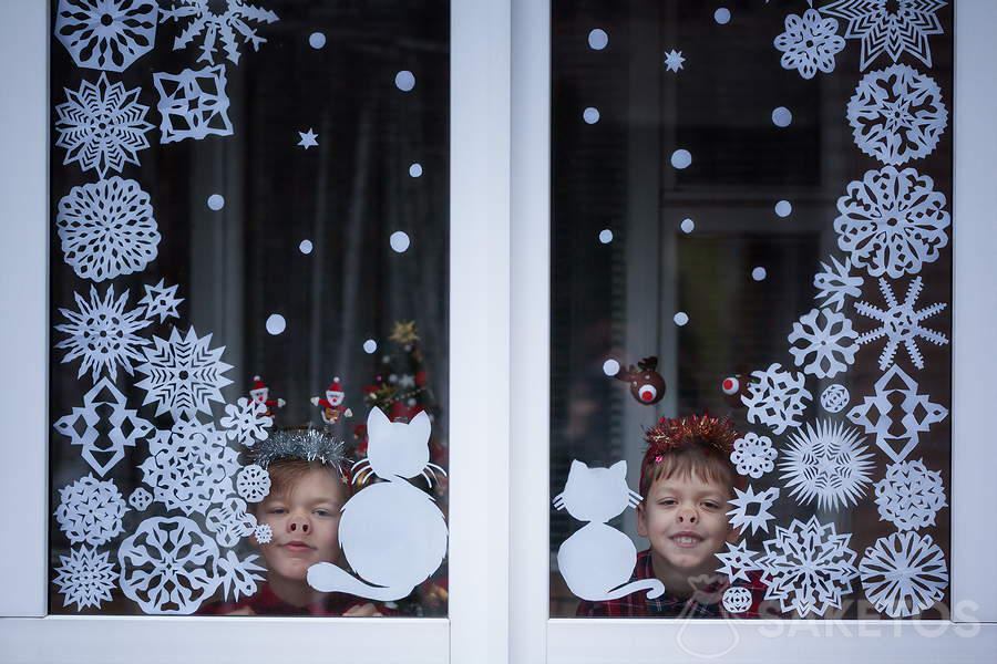 Dekoracja okna w przedszkolu - zimowe dekoracje