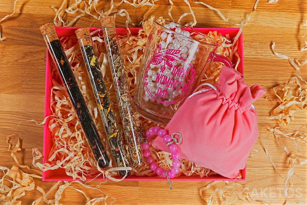 Box prezentowy na dzień kobiet - herbata, kubek i biżuteria w woreczku