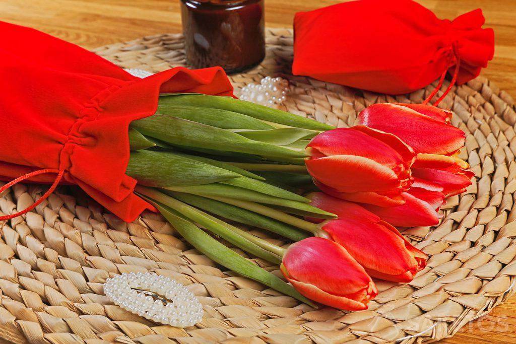 Kytice tulipánů v sametovém pytlíku