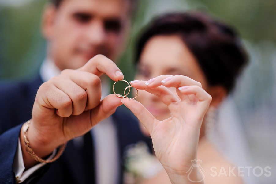 Obrączki na ślub - jak je podać, w co zapakować?