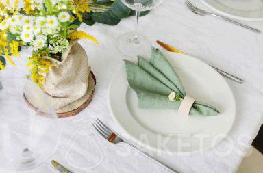Bukiet kwiatów i jutowy worek w roli osłonki - rustykalne ozdoby weselne