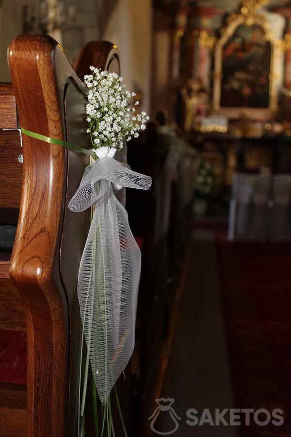 Bukiecik z kwiatów gipsówki - dekoracja na ławkę w kościele 