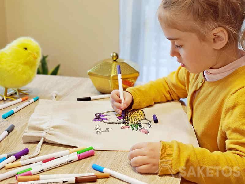 Materiałowe woreczki wielkanocne można wykorzystać jako kolorowankę dla dzieci!