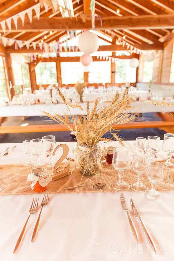 rustykalny ślub - dekoracja stołu weselnego na rustykalne wesele