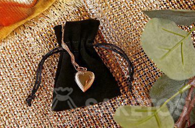 Czarny welur - stylowa sakiewka na złotą biżuterię