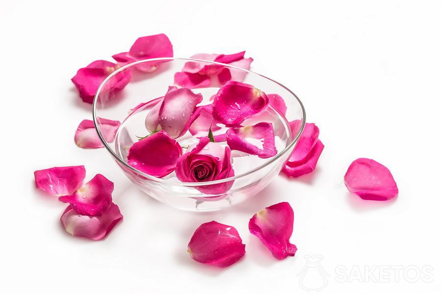 Zastanawiasz się ile wytrzymają płatki róż? Przechowywanie płatków w misce z wodą przedłuży ich świeżość
