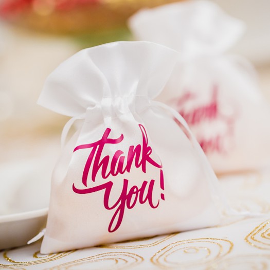 Small gifts and thank you notes for guests