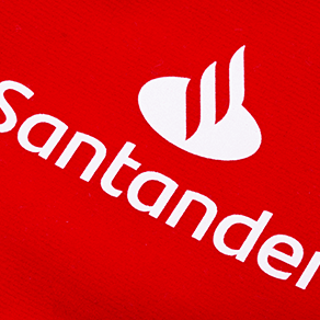 czerwony woreczek z nadrukowanym logo