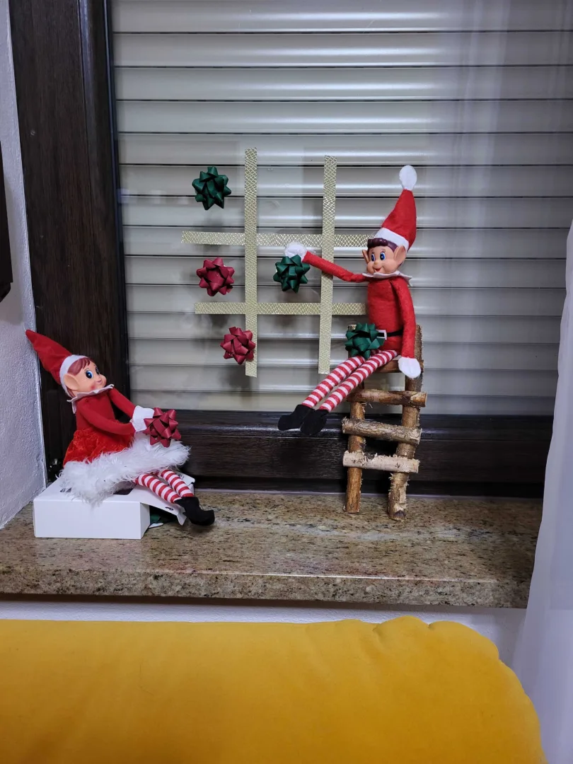 Elfy grają w kółko i krzyżyk