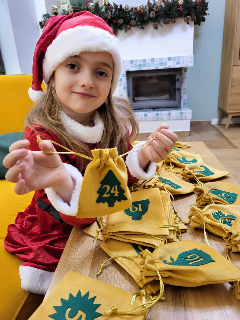 Kalendarz adwentowy diy z woreczków welurowych z naklejkami