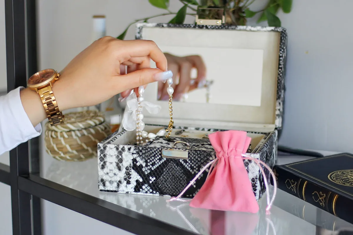 Woreczek na biżuterię-przechowywanie biżuterii w szkatułce