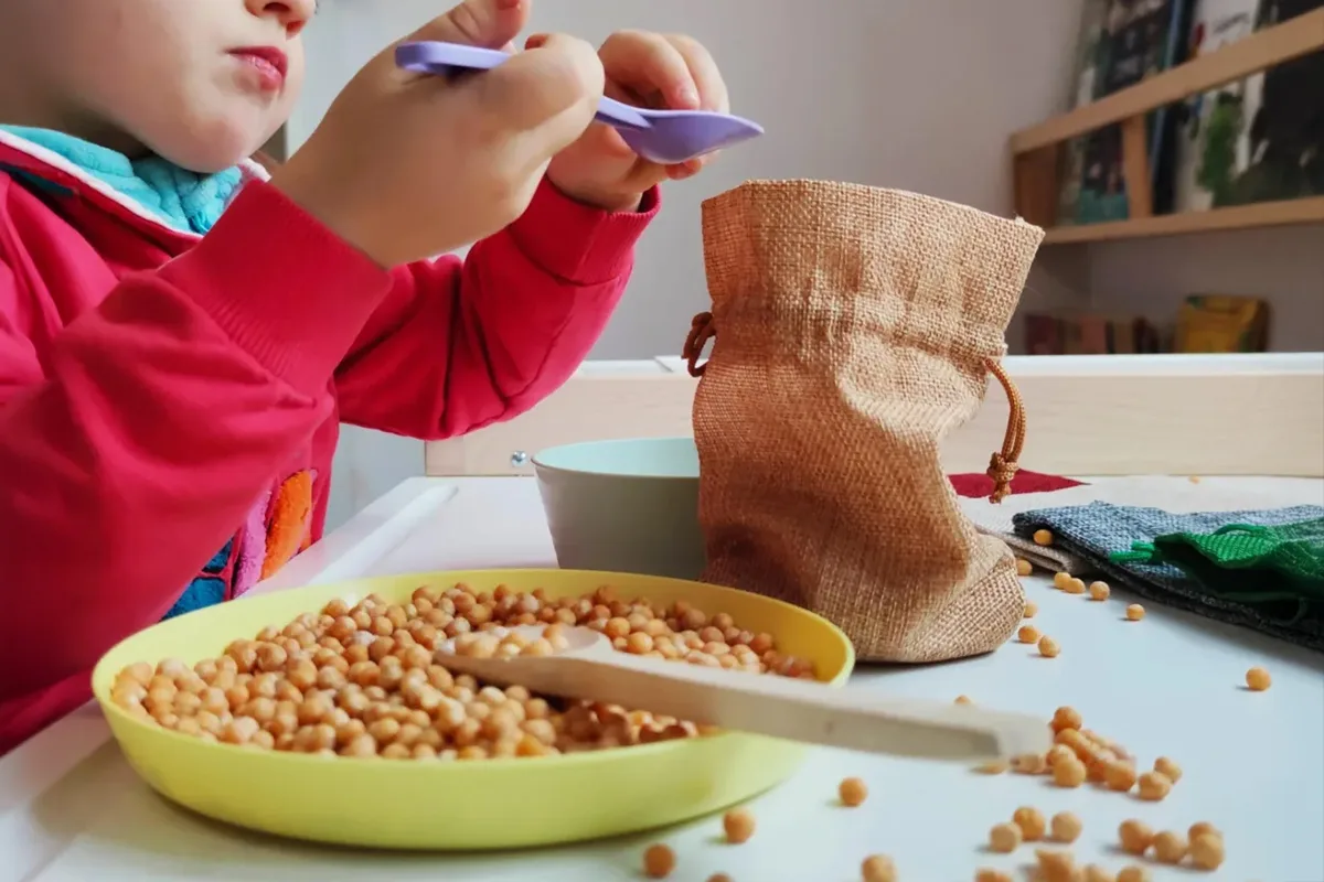 Woreczki sensoryczne DIY - jutowe sakiewki wypełnione grochem