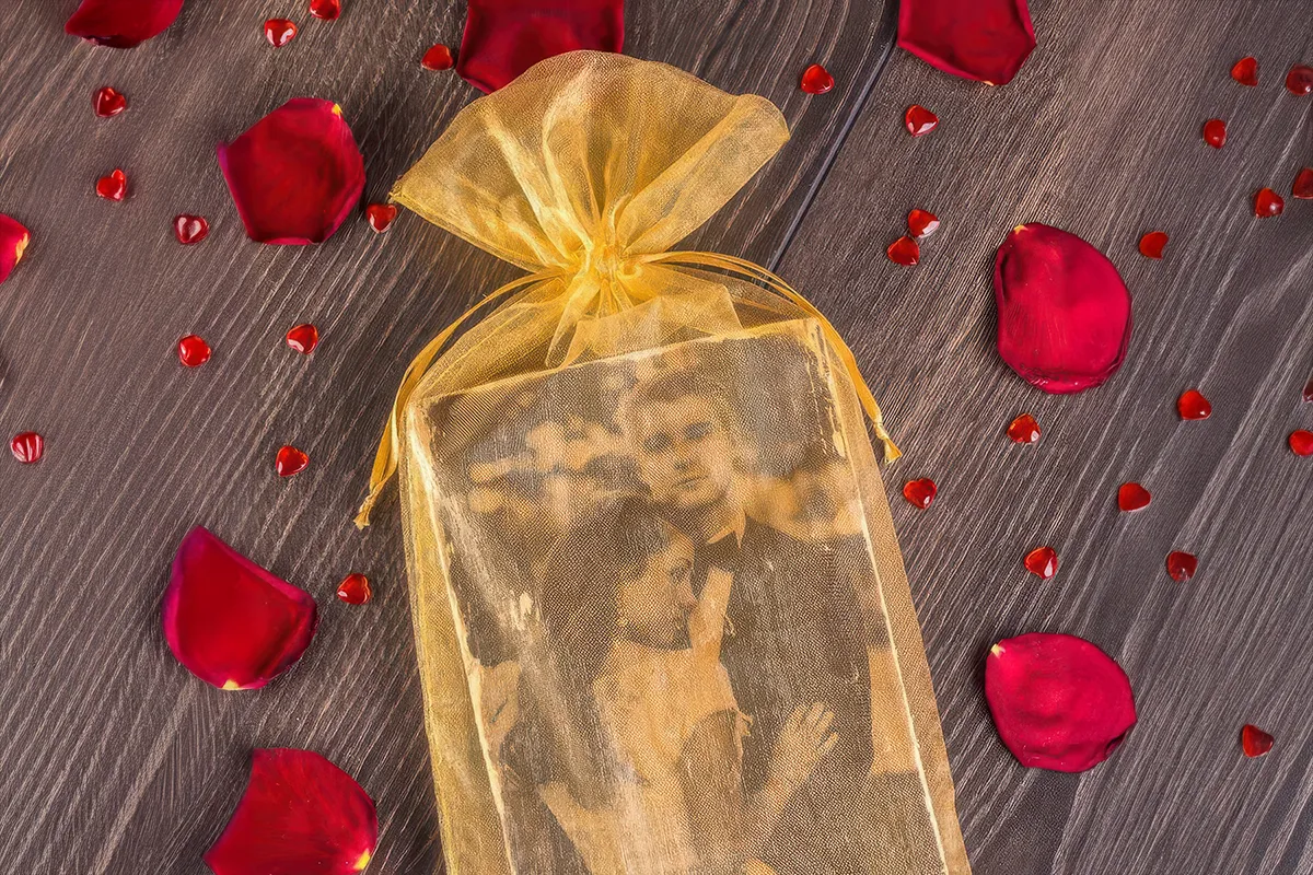 Przechowywanie pamiątek w domu - zdjęcia w woreczku z organzy