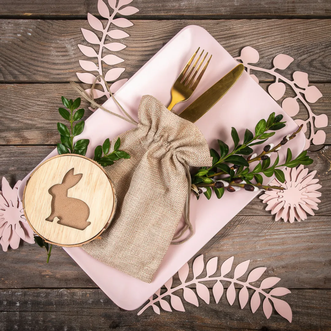Wielkanocne woreczki jutowe na sztućce i dodatki na stole.